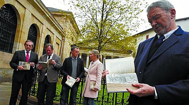 El alcalde Gorroño, el consejero Zupiria, Mikel Ayestaran, Ana Otadui y en primer plano, Nicholas Rankin, el biógrafo de Steer. 