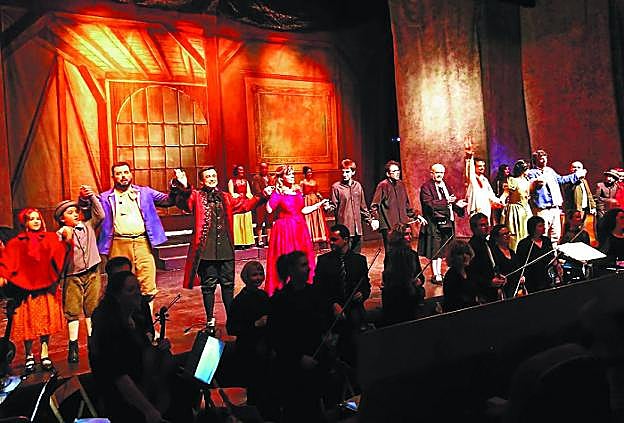 Los artistas saludan al final de la representación de 'Werther' el domingo en el Amaia irunés. 