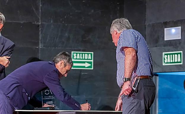 Martín Fiz firma la foto que se sorteará. 