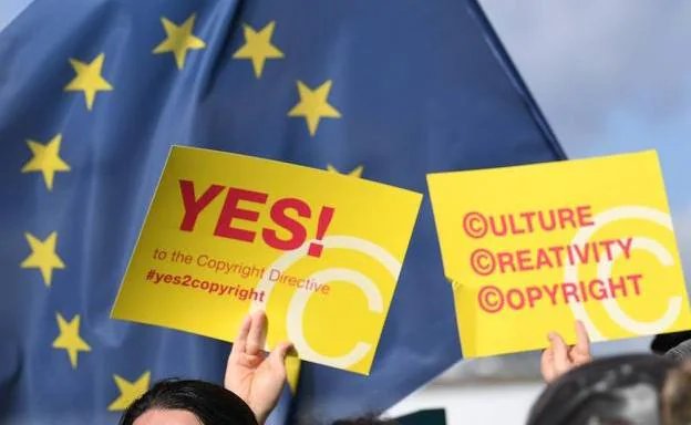 Pancartas a la puerta del Parlamento Europeo con motivo del pleno para votar la directiva europea de derechos de autor.