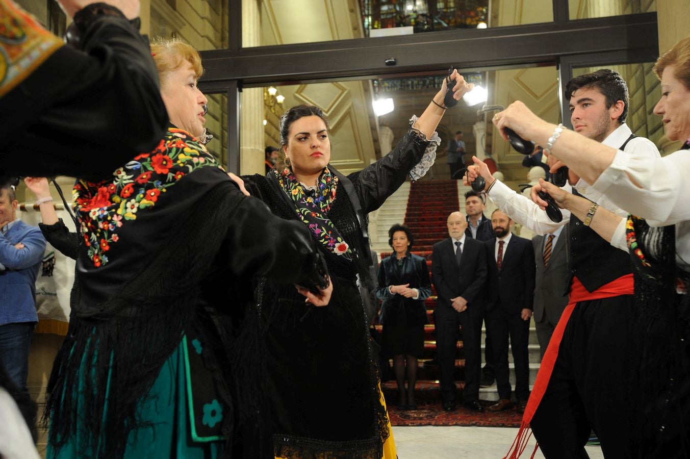 La ministra de Educaciónl, Isabel Celaá, ha hecho entrega este miércoles de la Gran Cruz de la Orden Civil de Alfonso X El Sabio, concedida por el Consejo de Ministros, al escritor Raúl Guerra Garrido. La entrega ha tenido lugar en marco del homenaje tributado por la Diputación Foral de Gipuzkoa al escritor en San Sebastián.