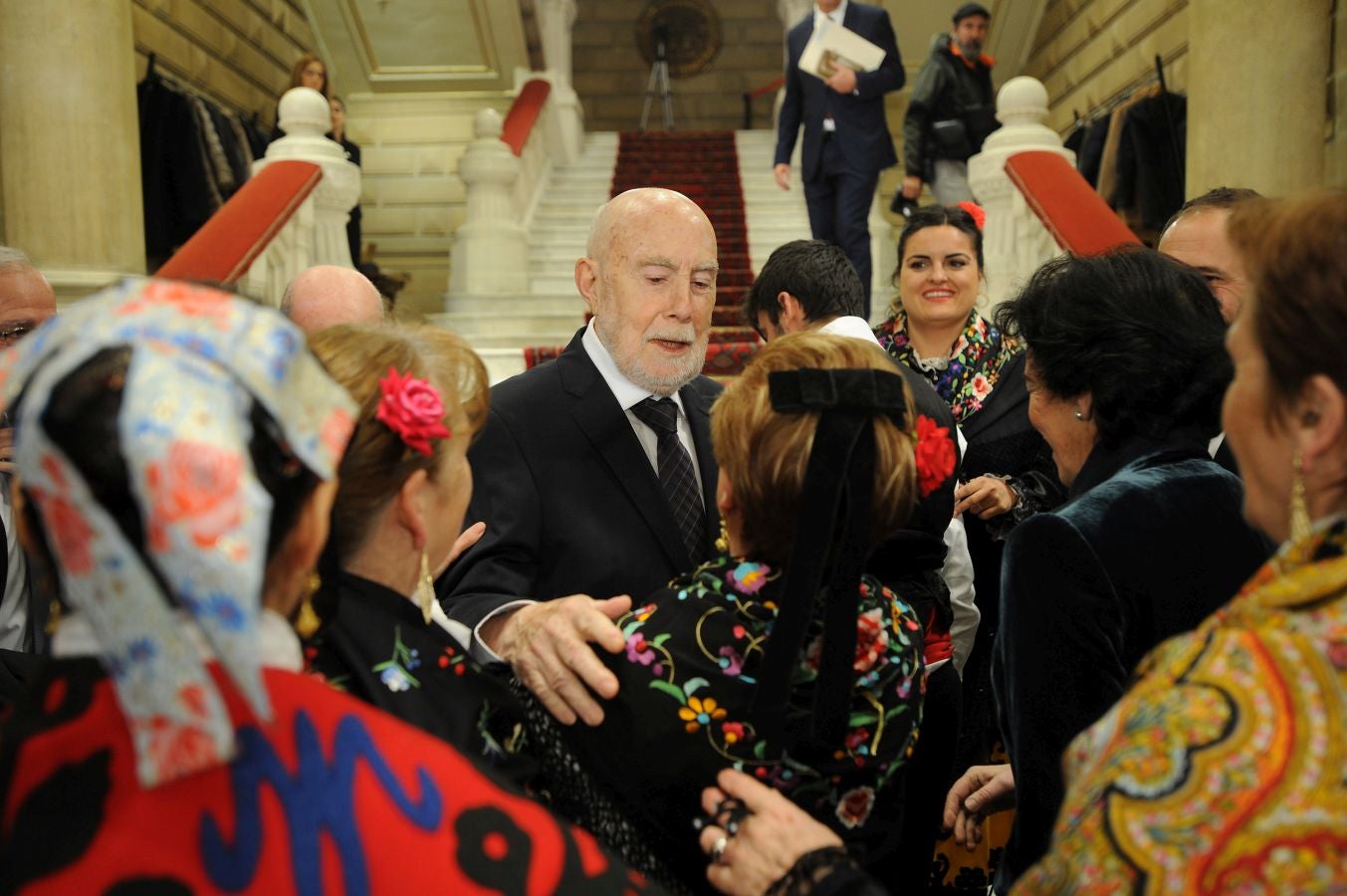 La ministra de Educaciónl, Isabel Celaá, ha hecho entrega este miércoles de la Gran Cruz de la Orden Civil de Alfonso X El Sabio, concedida por el Consejo de Ministros, al escritor Raúl Guerra Garrido. La entrega ha tenido lugar en marco del homenaje tributado por la Diputación Foral de Gipuzkoa al escritor en San Sebastián.