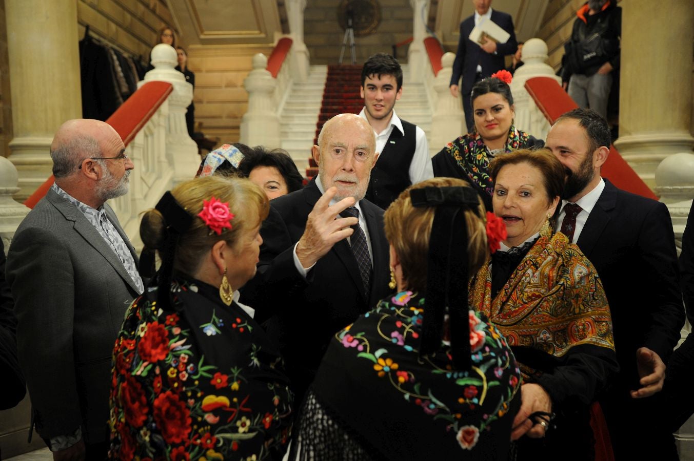 La ministra de Educaciónl, Isabel Celaá, ha hecho entrega este miércoles de la Gran Cruz de la Orden Civil de Alfonso X El Sabio, concedida por el Consejo de Ministros, al escritor Raúl Guerra Garrido. La entrega ha tenido lugar en marco del homenaje tributado por la Diputación Foral de Gipuzkoa al escritor en San Sebastián.