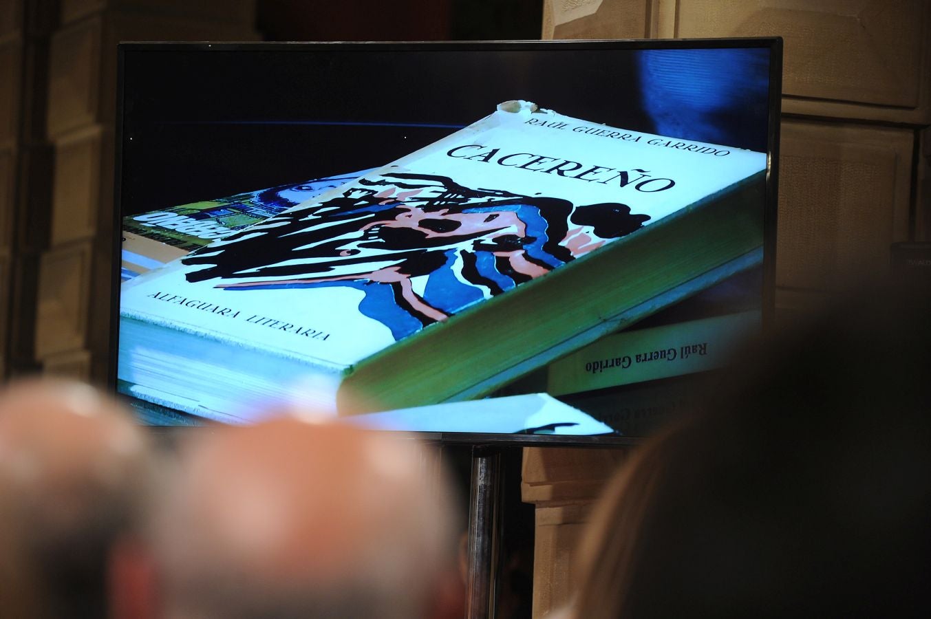 La ministra de Educaciónl, Isabel Celaá, ha hecho entrega este miércoles de la Gran Cruz de la Orden Civil de Alfonso X El Sabio, concedida por el Consejo de Ministros, al escritor Raúl Guerra Garrido. La entrega ha tenido lugar en marco del homenaje tributado por la Diputación Foral de Gipuzkoa al escritor en San Sebastián.