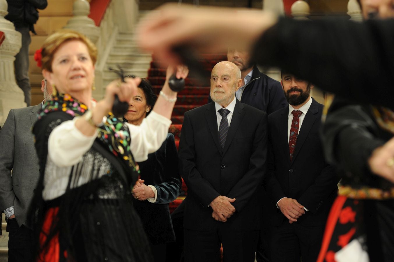 La ministra de Educaciónl, Isabel Celaá, ha hecho entrega este miércoles de la Gran Cruz de la Orden Civil de Alfonso X El Sabio, concedida por el Consejo de Ministros, al escritor Raúl Guerra Garrido. La entrega ha tenido lugar en marco del homenaje tributado por la Diputación Foral de Gipuzkoa al escritor en San Sebastián.
