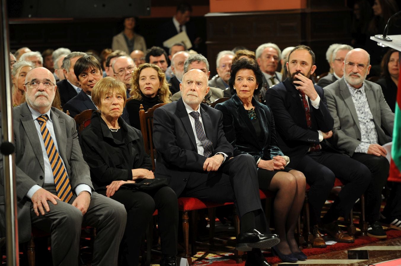 La ministra de Educaciónl, Isabel Celaá, ha hecho entrega este miércoles de la Gran Cruz de la Orden Civil de Alfonso X El Sabio, concedida por el Consejo de Ministros, al escritor Raúl Guerra Garrido. La entrega ha tenido lugar en marco del homenaje tributado por la Diputación Foral de Gipuzkoa al escritor en San Sebastián.