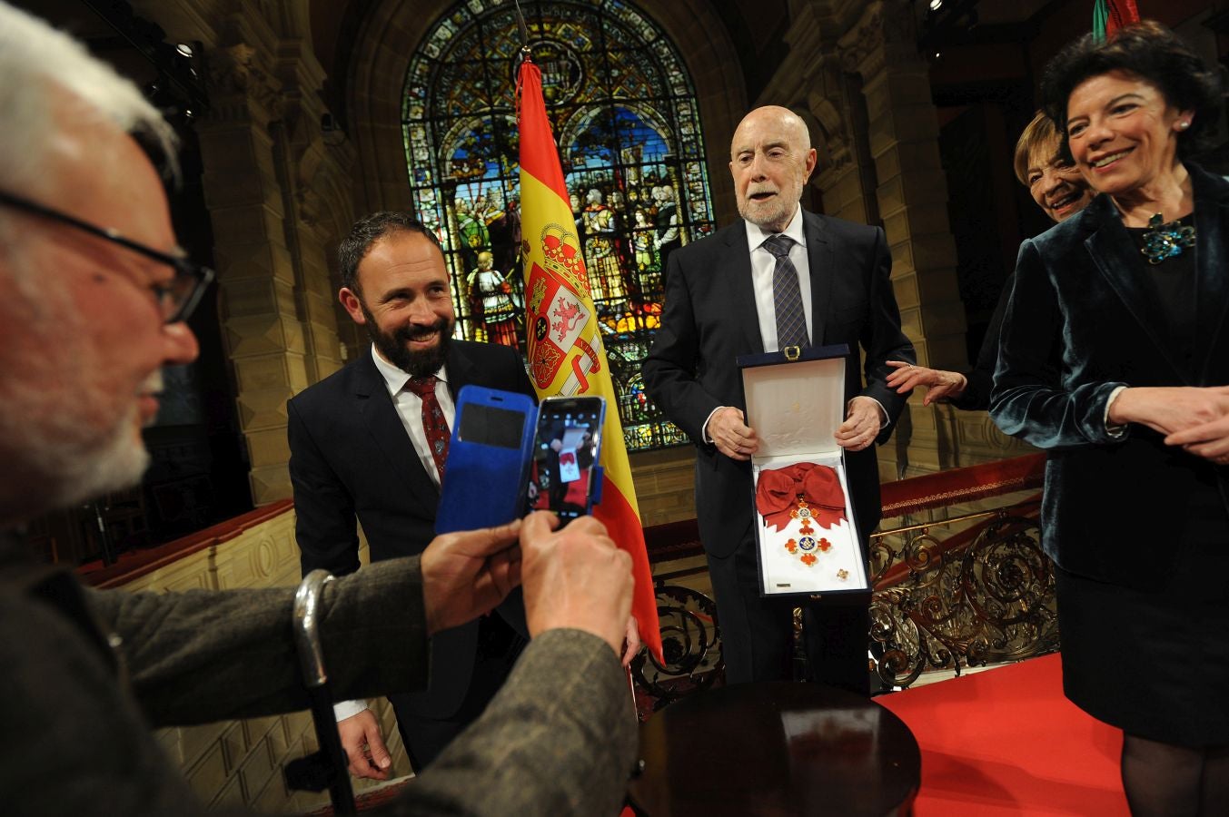 La ministra de Educaciónl, Isabel Celaá, ha hecho entrega este miércoles de la Gran Cruz de la Orden Civil de Alfonso X El Sabio, concedida por el Consejo de Ministros, al escritor Raúl Guerra Garrido. La entrega ha tenido lugar en marco del homenaje tributado por la Diputación Foral de Gipuzkoa al escritor en San Sebastián.