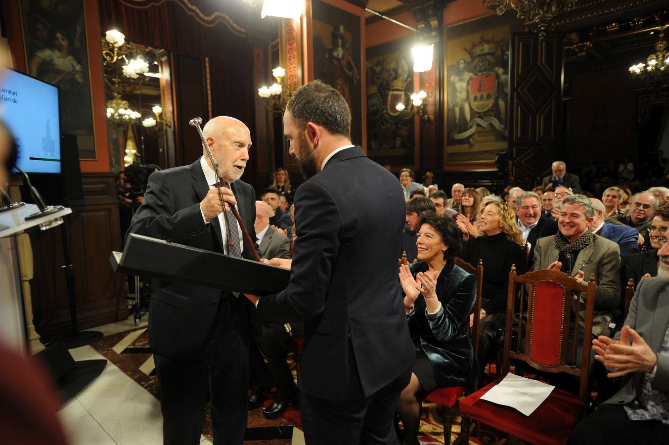 La ministra de Educaciónl, Isabel Celaá, ha hecho entrega este miércoles de la Gran Cruz de la Orden Civil de Alfonso X El Sabio, concedida por el Consejo de Ministros, al escritor Raúl Guerra Garrido. La entrega ha tenido lugar en marco del homenaje tributado por la Diputación Foral de Gipuzkoa al escritor en San Sebastián.