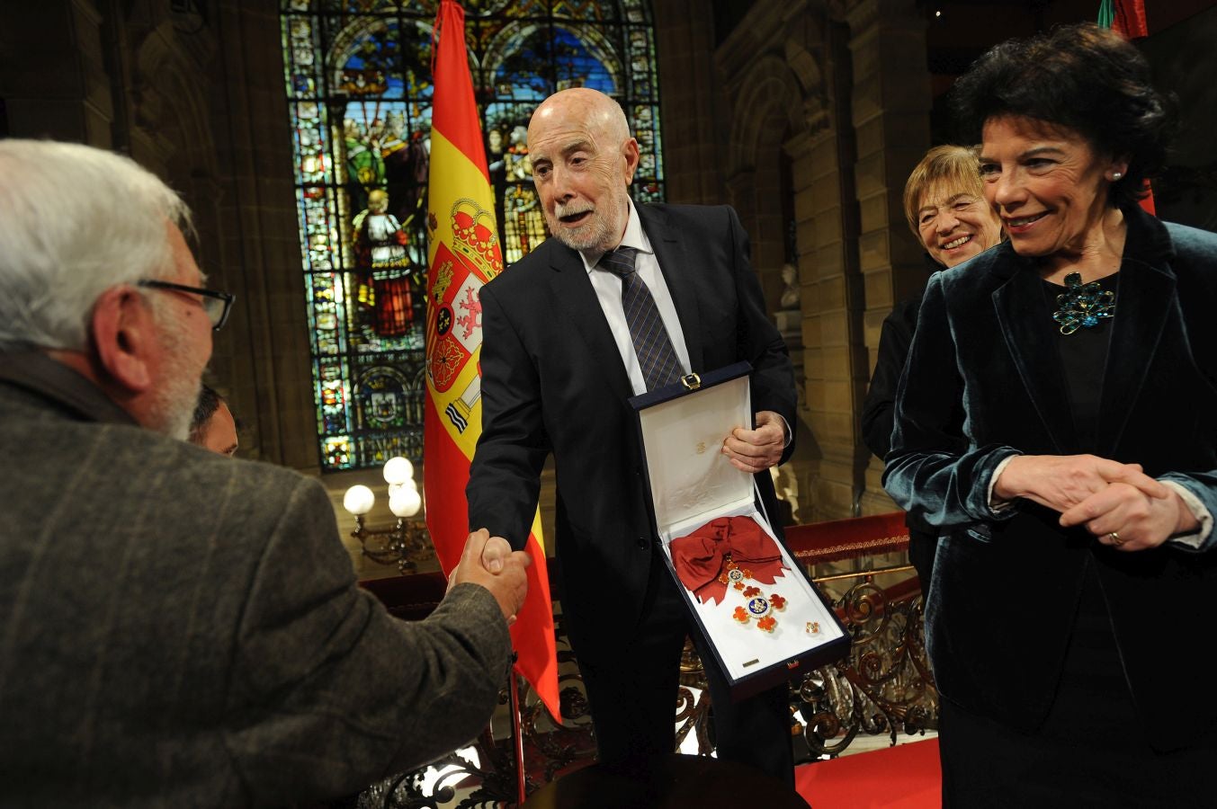 La ministra de Educaciónl, Isabel Celaá, ha hecho entrega este miércoles de la Gran Cruz de la Orden Civil de Alfonso X El Sabio, concedida por el Consejo de Ministros, al escritor Raúl Guerra Garrido. La entrega ha tenido lugar en marco del homenaje tributado por la Diputación Foral de Gipuzkoa al escritor en San Sebastián.