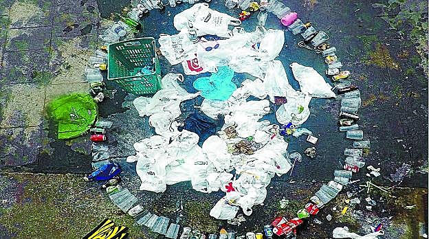 Residuos recogidos tras una inmersión promovida por las fundadoras de Gaea en aguas del País Vasco. 