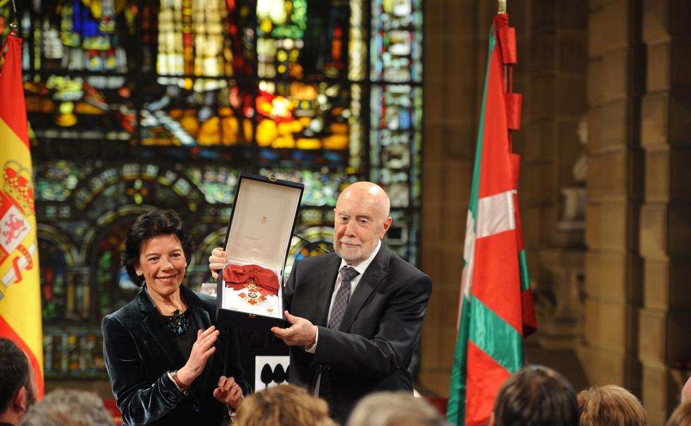 Raúl Guerra Garrido recibió la Gran Cruz de la Orden Civil de Alfonso X El Sabio de manos de la ministra Isabel Celaá. 