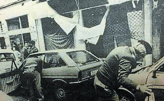 Un policía recoge restos en el lugar del atentado en 1983.