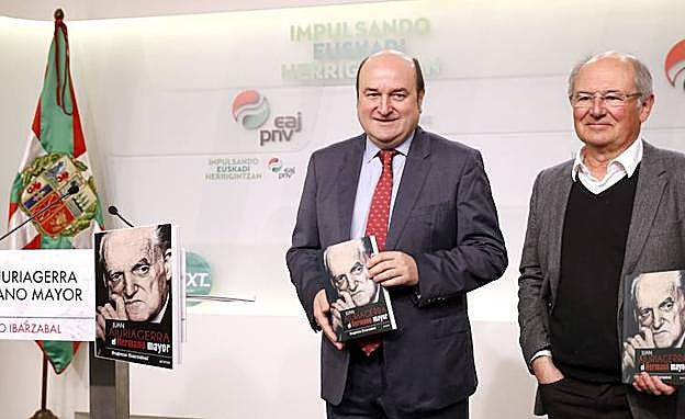 Oruzar ha presentado en Bilbao el libro «Juan Ajuriagerra, el Hermano mayor», escrito por Eugenio Ibarzabal
