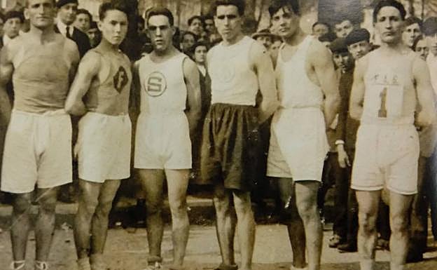 Juan Muguerza (segundo por la izquierda), listo para correr. 