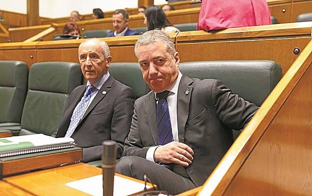 En Vitoria. Josu Erkoreka e Iñigo Urkullu, ayer en su escaño del pleno del Parlamento Vasco.