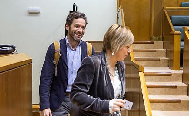 Sémper (PP) y Larrion (EH Bildu), ayer en el Parlamento Vasco.