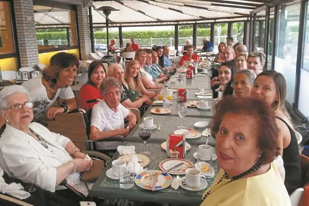 Reunión de un grupo de voluntarios y personas mayores a las que acompañan, en San Sebastián. 