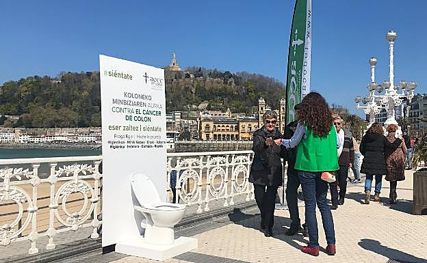 Campaña 'Siéntate' esta mañana en La Concha para promover la realización del cribado de cáncer de colon. 