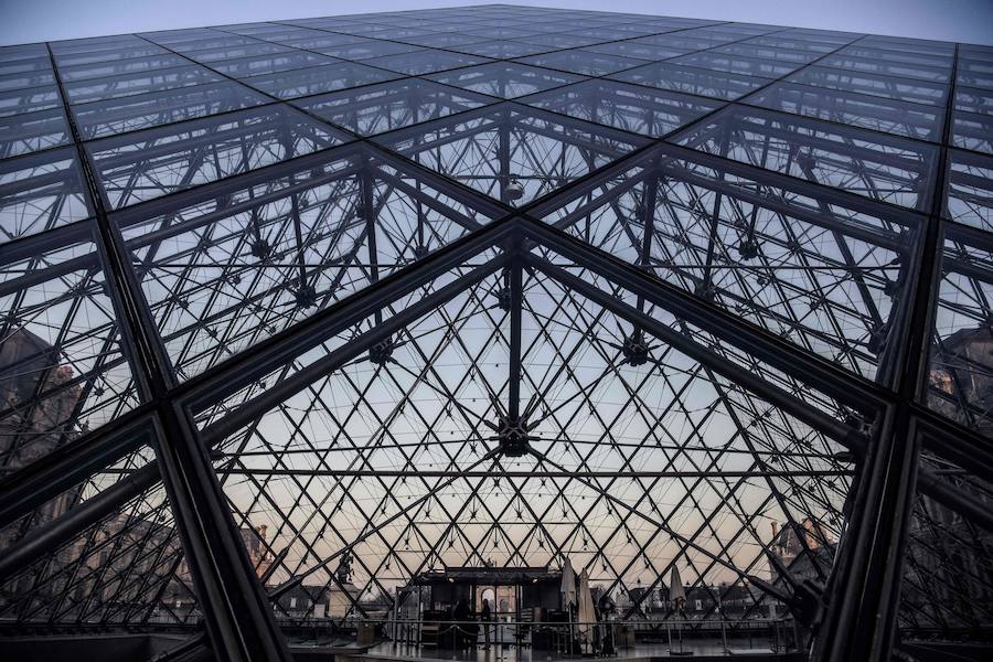 n los cristales de la pirámide del Museo del Louvre, que este viernes ha cumplido 30 años convertida en un emblema más de la ciudad, ya no quedan cicatrices de la controversia que provocó su diseño vanguardista en medio de un palacio neoclásico.