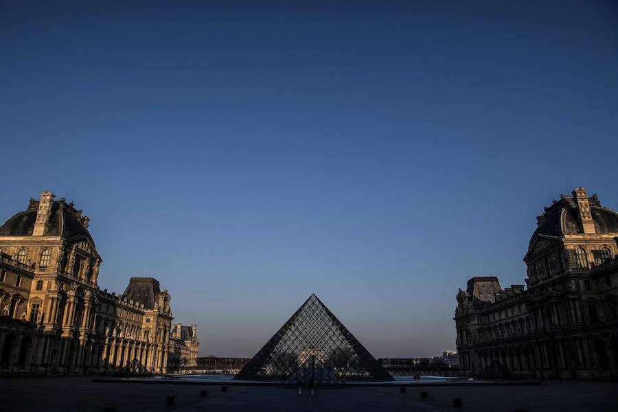 n los cristales de la pirámide del Museo del Louvre, que este viernes ha cumplido 30 años convertida en un emblema más de la ciudad, ya no quedan cicatrices de la controversia que provocó su diseño vanguardista en medio de un palacio neoclásico.