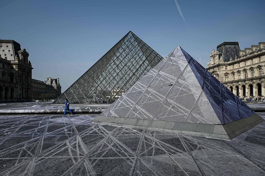 n los cristales de la pirámide del Museo del Louvre, que este viernes ha cumplido 30 años convertida en un emblema más de la ciudad, ya no quedan cicatrices de la controversia que provocó su diseño vanguardista en medio de un palacio neoclásico.