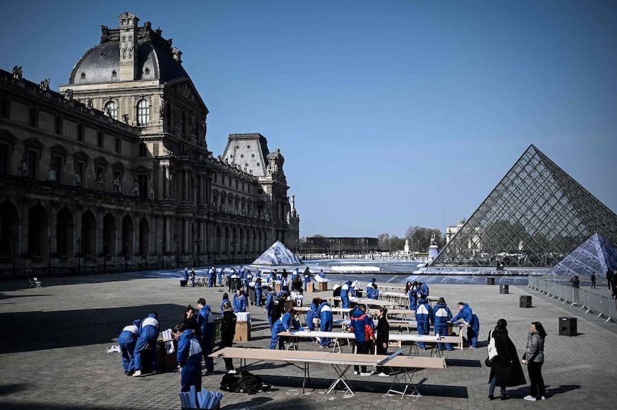 n los cristales de la pirámide del Museo del Louvre, que este viernes ha cumplido 30 años convertida en un emblema más de la ciudad, ya no quedan cicatrices de la controversia que provocó su diseño vanguardista en medio de un palacio neoclásico.