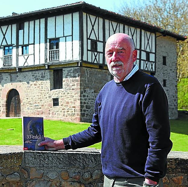 Joxe Goikoetxea, Igartzan, bere liburu kuttunarekin.