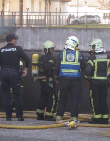 Imagen secundaria 2 - Un incendio en un garaje retrasa una hora la salida de la media maratón de Azkoitia-Azpeitia