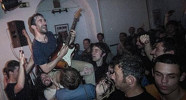 Yago Alcover, miembro de Mujeres, llevado en volandas por el público en 2014.