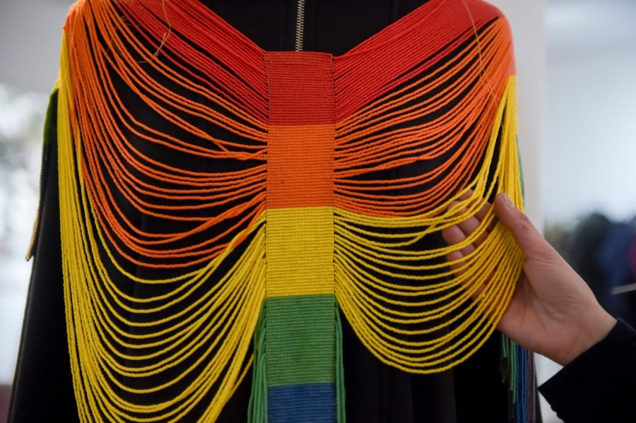 La colombiana Roxana Panchi Gutiérrez, una joven transexual indígena de 24 años, se reúne con sus dos amigas de toda la vida, en el pueblo indígena Cristiania, departamento de Antioquia, para crear accesorios con cuentas. Las mismas cuentas que iluminan las últimas creaciones de la diseñadora colombiana Laura Laurens, cuyos diseños viajan desde Bogotá a Londres, París y Nueva York.