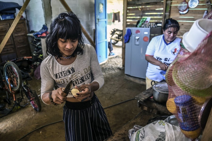 La colombiana Roxana Panchi Gutiérrez, una joven transexual indígena de 24 años, se reúne con sus dos amigas de toda la vida, en el pueblo indígena Cristiania, departamento de Antioquia, para crear accesorios con cuentas. Las mismas cuentas que iluminan las últimas creaciones de la diseñadora colombiana Laura Laurens, cuyos diseños viajan desde Bogotá a Londres, París y Nueva York.