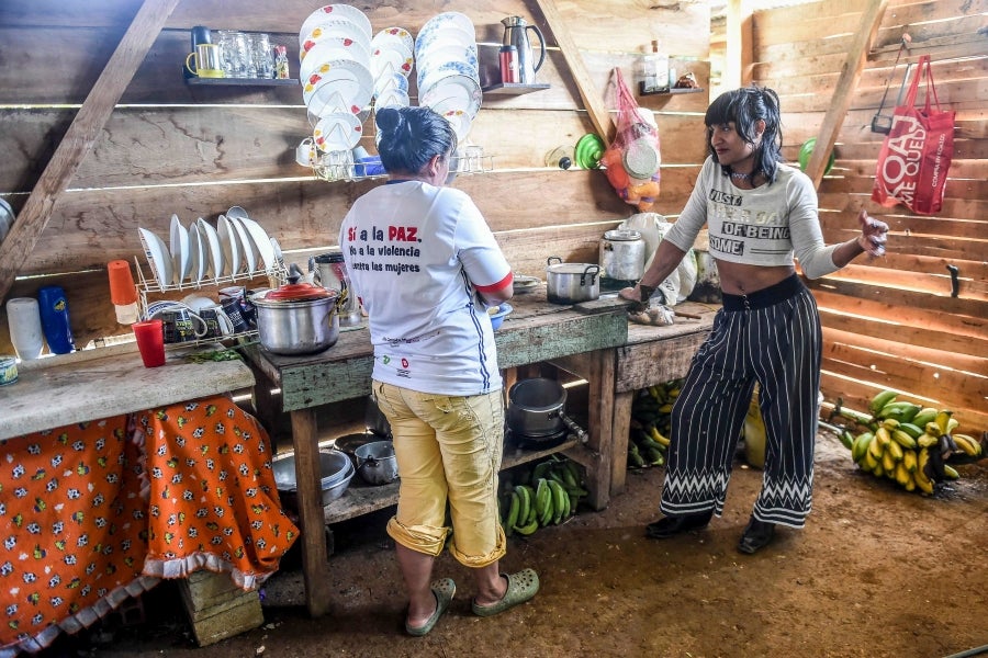 La colombiana Roxana Panchi Gutiérrez, una joven transexual indígena de 24 años, se reúne con sus dos amigas de toda la vida, en el pueblo indígena Cristiania, departamento de Antioquia, para crear accesorios con cuentas. Las mismas cuentas que iluminan las últimas creaciones de la diseñadora colombiana Laura Laurens, cuyos diseños viajan desde Bogotá a Londres, París y Nueva York.