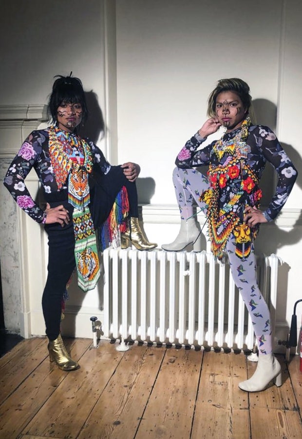 La colombiana Roxana Panchi Gutiérrez, una joven transexual indígena de 24 años, se reúne con sus dos amigas de toda la vida, en el pueblo indígena Cristiania, departamento de Antioquia, para crear accesorios con cuentas. Las mismas cuentas que iluminan las últimas creaciones de la diseñadora colombiana Laura Laurens, cuyos diseños viajan desde Bogotá a Londres, París y Nueva York.