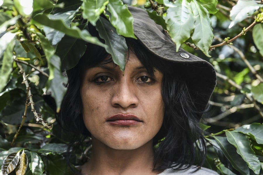 La colombiana Roxana Panchi Gutiérrez, una joven transexual indígena de 24 años, se reúne con sus dos amigas de toda la vida, en el pueblo indígena Cristiania, departamento de Antioquia, para crear accesorios con cuentas. Las mismas cuentas que iluminan las últimas creaciones de la diseñadora colombiana Laura Laurens, cuyos diseños viajan desde Bogotá a Londres, París y Nueva York.