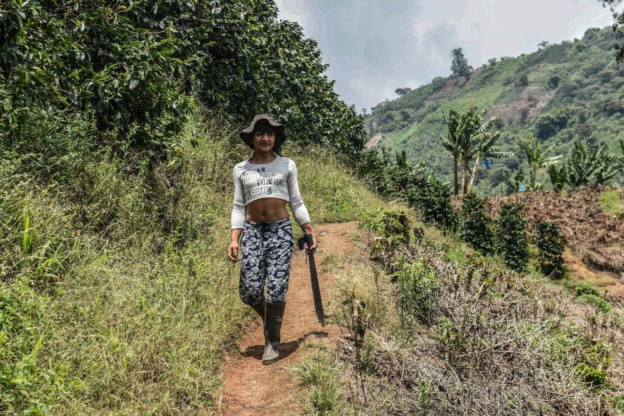 La colombiana Roxana Panchi Gutiérrez, una joven transexual indígena de 24 años, se reúne con sus dos amigas de toda la vida, en el pueblo indígena Cristiania, departamento de Antioquia, para crear accesorios con cuentas. Las mismas cuentas que iluminan las últimas creaciones de la diseñadora colombiana Laura Laurens, cuyos diseños viajan desde Bogotá a Londres, París y Nueva York.
