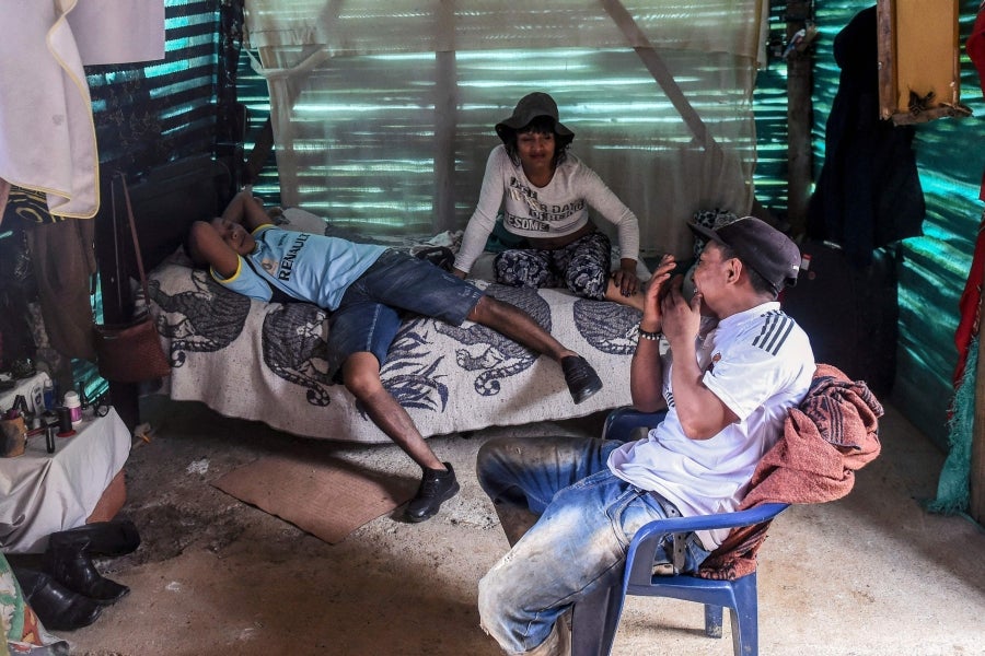 La colombiana Roxana Panchi Gutiérrez, una joven transexual indígena de 24 años, se reúne con sus dos amigas de toda la vida, en el pueblo indígena Cristiania, departamento de Antioquia, para crear accesorios con cuentas. Las mismas cuentas que iluminan las últimas creaciones de la diseñadora colombiana Laura Laurens, cuyos diseños viajan desde Bogotá a Londres, París y Nueva York.