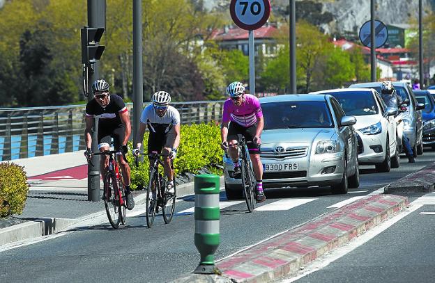 Varios ciclistas circulan por la carretera GI-636 en la que sucedió el atropello. 