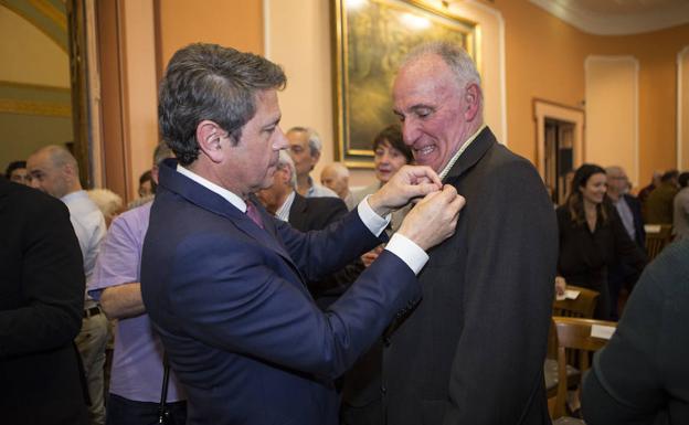 El alcalde, José Antonio Santano, impone la Medalla de Oro de la Ciudad al médico Luis Mari Elorz y primer presidente del Foro Ciudadano.