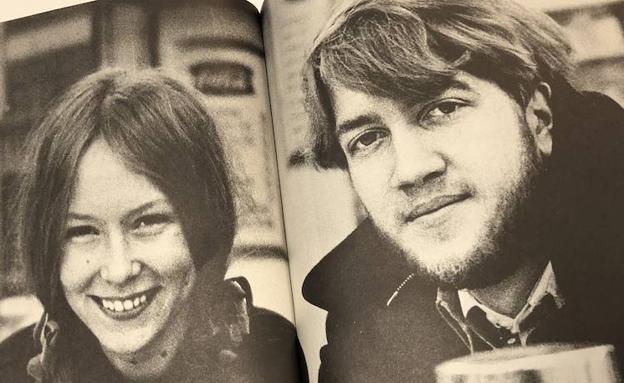 Un joven David Lynch con una amiga.