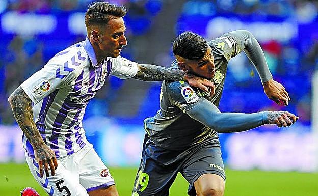 Theo intenta superar en velocidad a Calero en el partido de ayer en Zorrilla. 