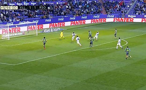 La última jugada de la Real en el área del Valladolid. 