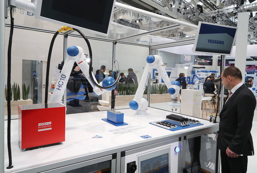 La feria de Hannover se convierte esta semana, con, 6.500 empresas procedentes de 75 países, en el evento que consorcios internacionales, pymes y startups presentan sus tecnologías para la producción industrial y el suministro energético del futuro. Industria 4.0, inteligencia artificial, 5G, construcción ligera y el futuro del trabajo se podrán admirar en este marca que define el rumbo de la industria del futuro