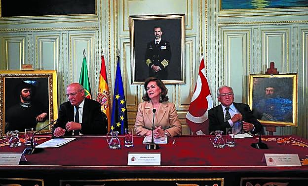 Junto a Magallanes, Augusto Santos Silva. En el centro, la vicepresidenta Carmen Calvo. Al lado de Elcano, José Álvarez Junco.