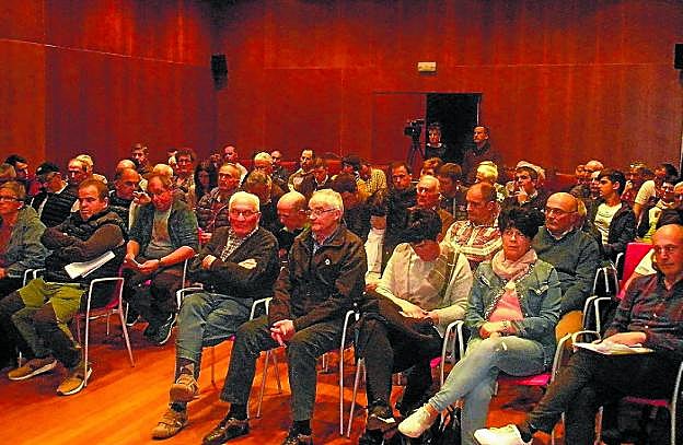 Detalle del numeroso público que llenó el salón de actos. 