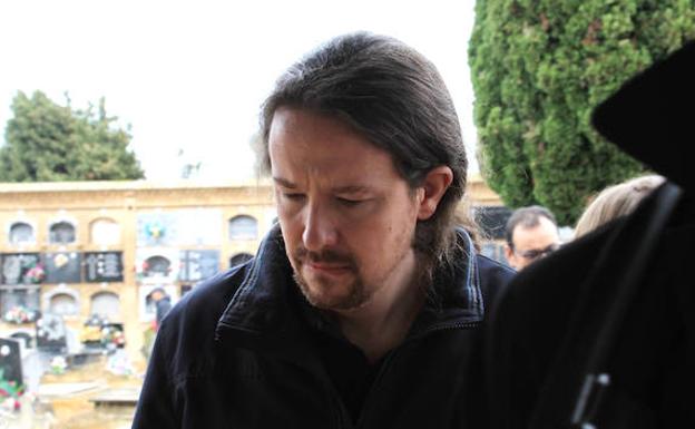 Pablo Iglesias, el lunes durante en su visita al cementerio de Paterna (Valencia) con motivo de la exhumación de una fosa común de partidarios de la republica.