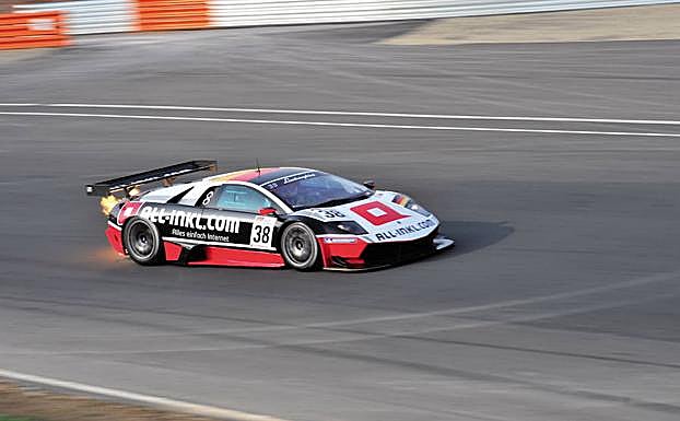 Un vehículo en una competición celebrada en el Circuito de Navarra