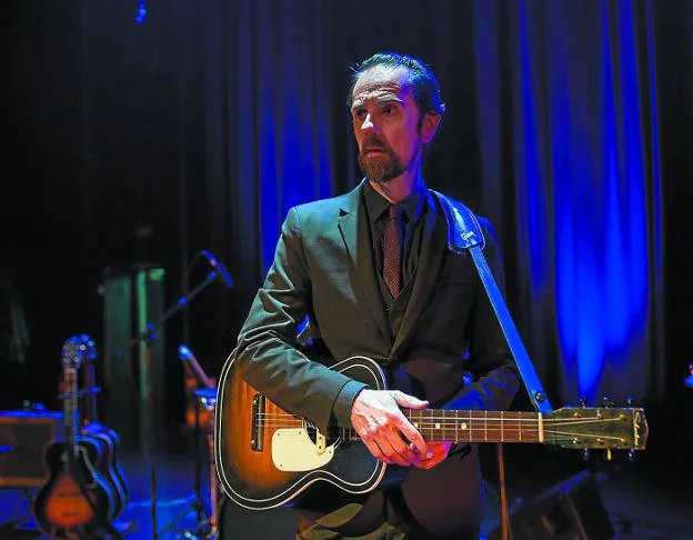 Diego Vasallo, retratado en el concierto que protagonizó en Irun.