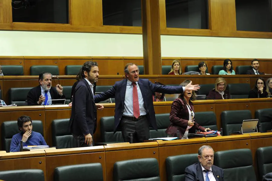 La Cámara vasca registra el momento más tenso de la legislatura en el debate sobre la ley de abusos. Tejeria amaga con suspender la sesión y expulsa a un aforado mientras el PP la abandona como protesta