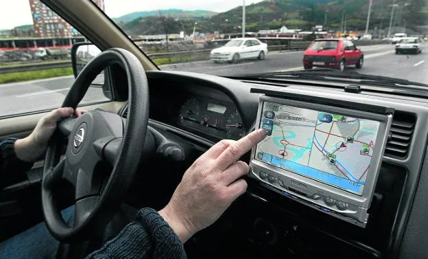 Un conductor programa un navegador GPS en su coche. 