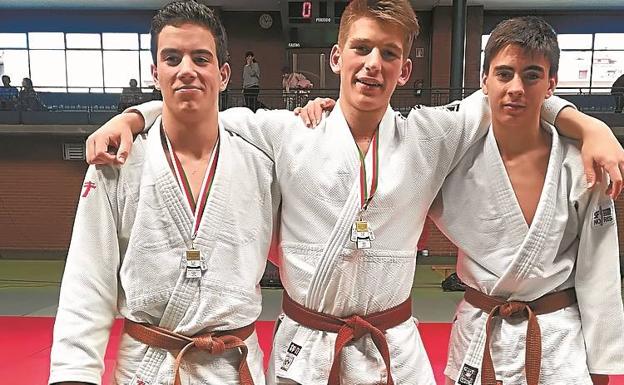 Los tres judokas del Club Adarra que participaron en Gasteiz.